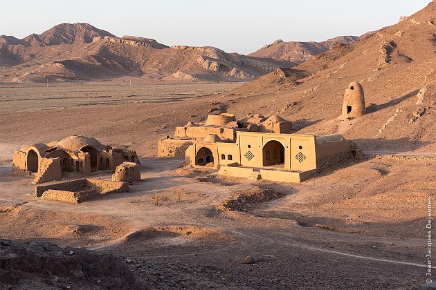 Bâtisses cérémonielles de la Tour du silence de Cham, Iran