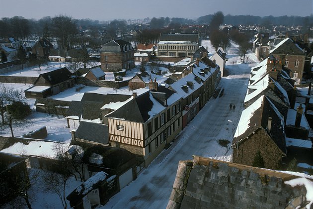 1978 - Vue du clocher sur la rue Jehan-Véron