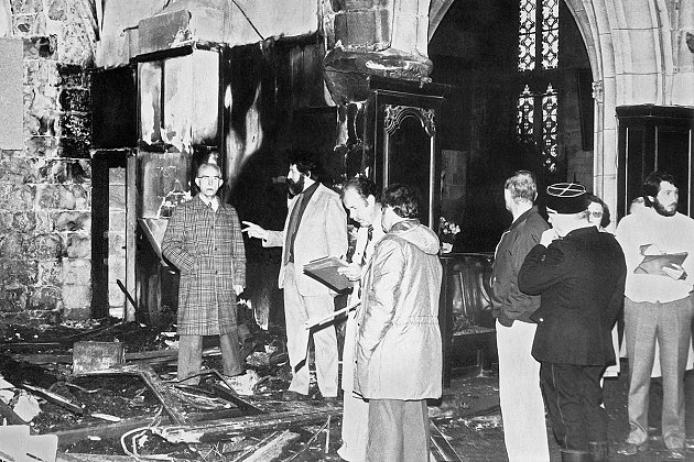 1981 - Visite des experts dans l'église incendiée