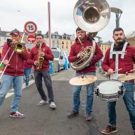 Le cortège repart