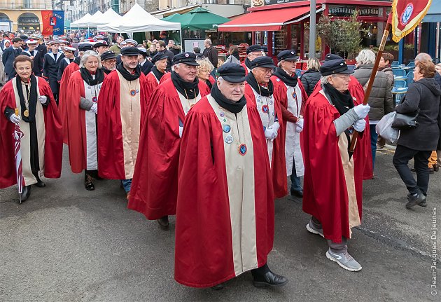 La Confrérie avance