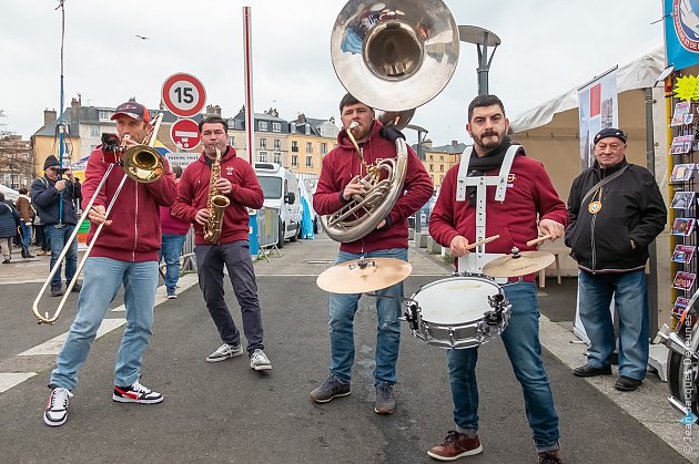 Le cortège repart