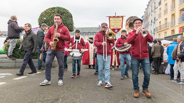 La fanfare d'un pas décidé