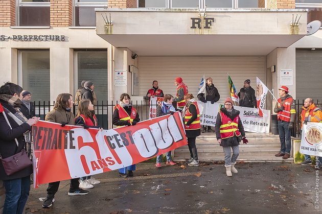 Devant la sous-préfecture