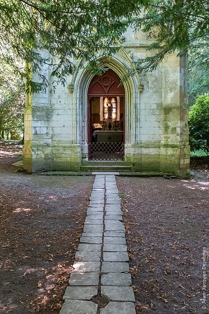 Entrée de la chapelle néo-gothique