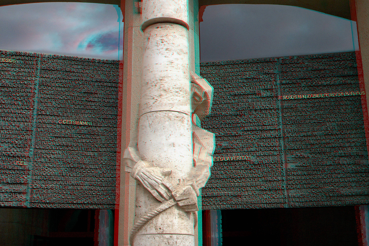 La Flagellation sur fond des portes en bronze