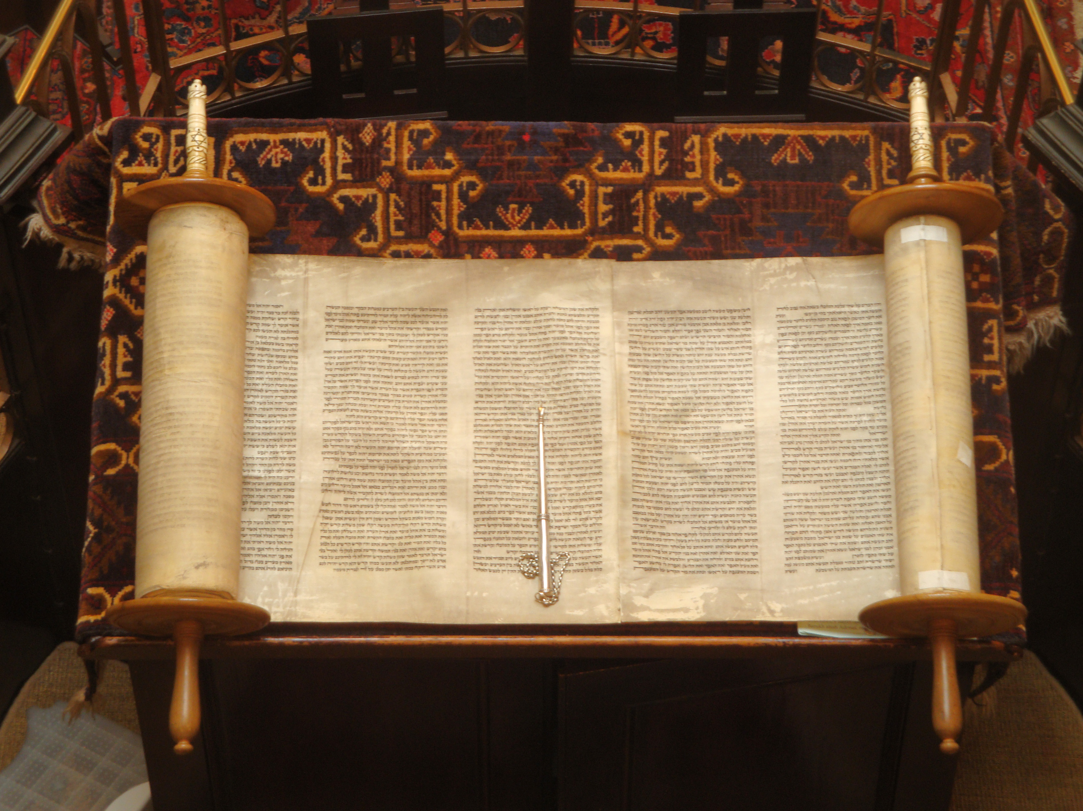 Torah ouverte avec son pointeur de lecture