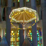 Dand le chœur, un baldaquin abrite un crucifix