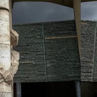 La Flagellation sur fond des portes en bronze
