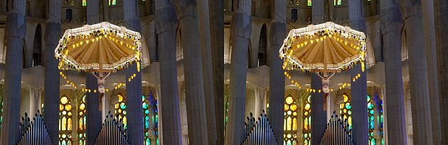 Dans le chœur, un baldaquin abrite un crucifix