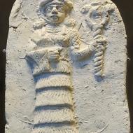 Ishtar, déesse au lion tenant son arme. Musée du Louvre