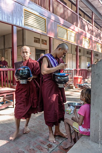 Partage du repas. Monastère Mahāgandāyon. Amarapura, Birmanie