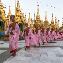 Procession à la pagode Schwedagon à Yangon, Birmanie