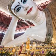 Bouddha couché à la pagode Chauk Htat Kyi à Yangon, Birmanie