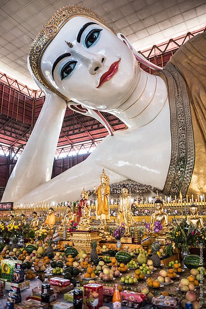 Bouddha couché à la pagode Chauk Htat Kyi à Yangon, Birmanie