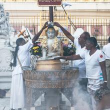Fidèles priant sur le pilier du jour de leur naissance. Pagode Schwedagon. Yangon, Birmanie