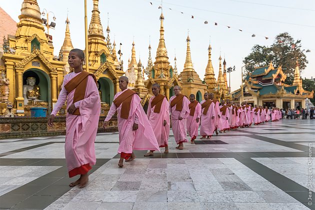 Procession à la pagode Schwedagon à Yangon, Birmanie