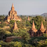 Coucher de soleil sur la vieille cité de Bagan. Birmanie