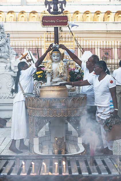 Fidèles priant sur le pilier du jour de leur naissance. Pagode Schwedagon. Yangon, Birmanie