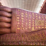 Les 108 lakshanas, signes nobles du Bouddha couché de la pagode Chauk Htat Kyi à Yangon, Birmanie