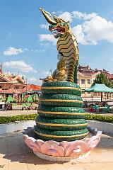 Le cobra Muchalinda à la pagode Phaung Daw Oo. Birmanie