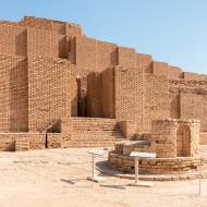 Autel restauré à la ziggourat de Choqâ Zanbil