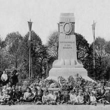 1920 - Devant le Monument aux morts