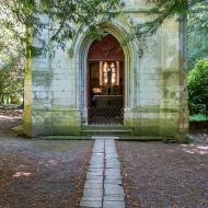 Entrée de la chapelle néo-gothique