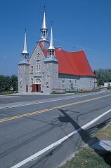 Église au toit rouge