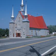Église au toit rouge