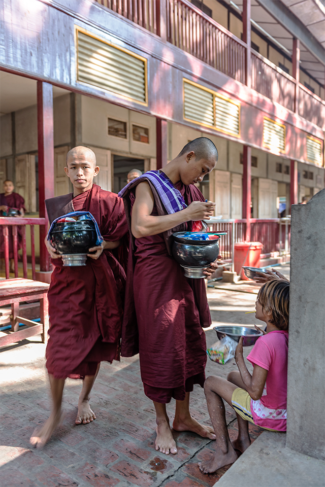 Partage du repas. Monastère Mahāgandāyon. Amarapura, Birmanie